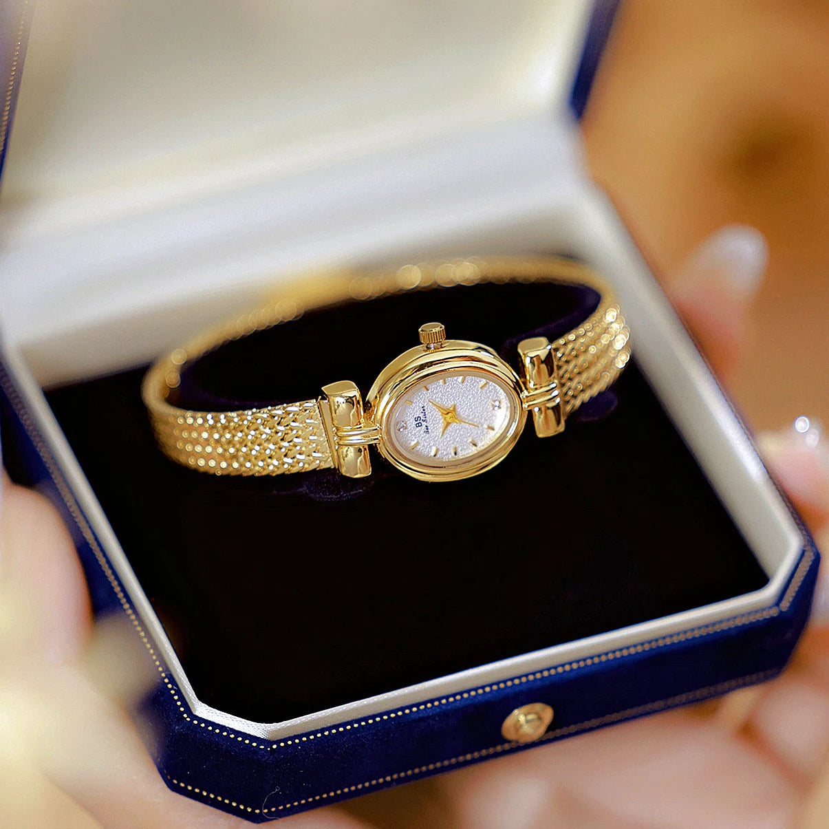 Montre dorée ovale BS avec strass élégants
