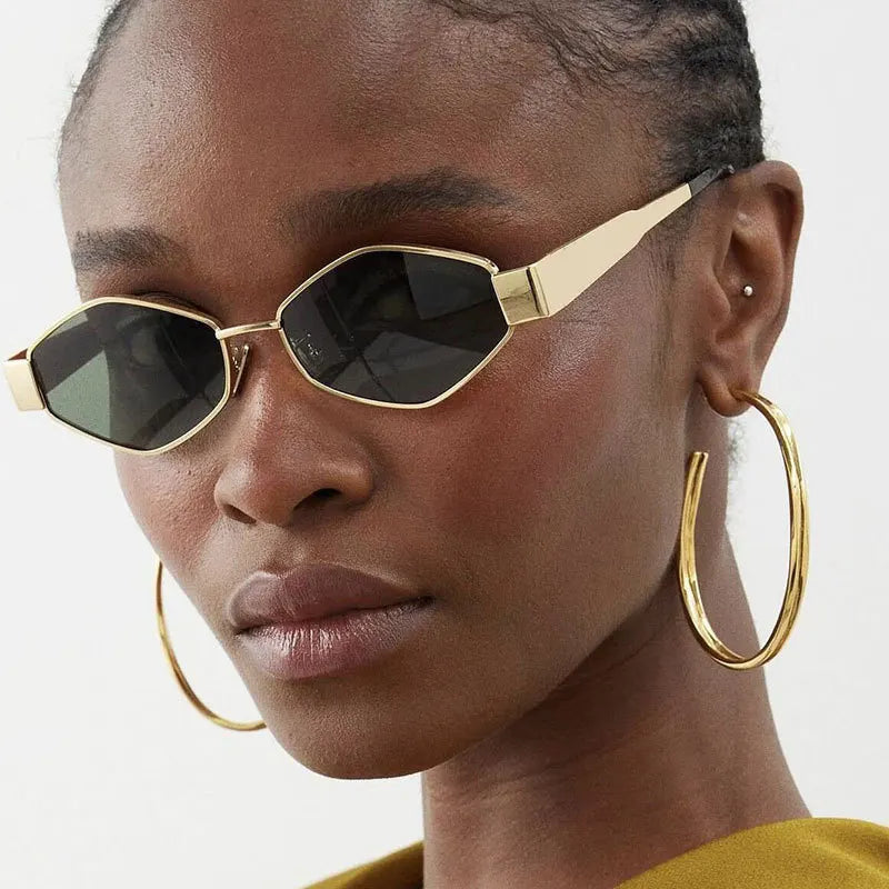 Lunettes géométriques dorées verres fumés grisés