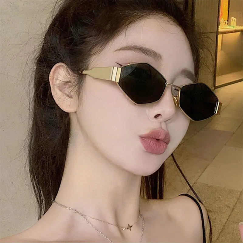 Lunettes géométriques dorées verres fumés grisés