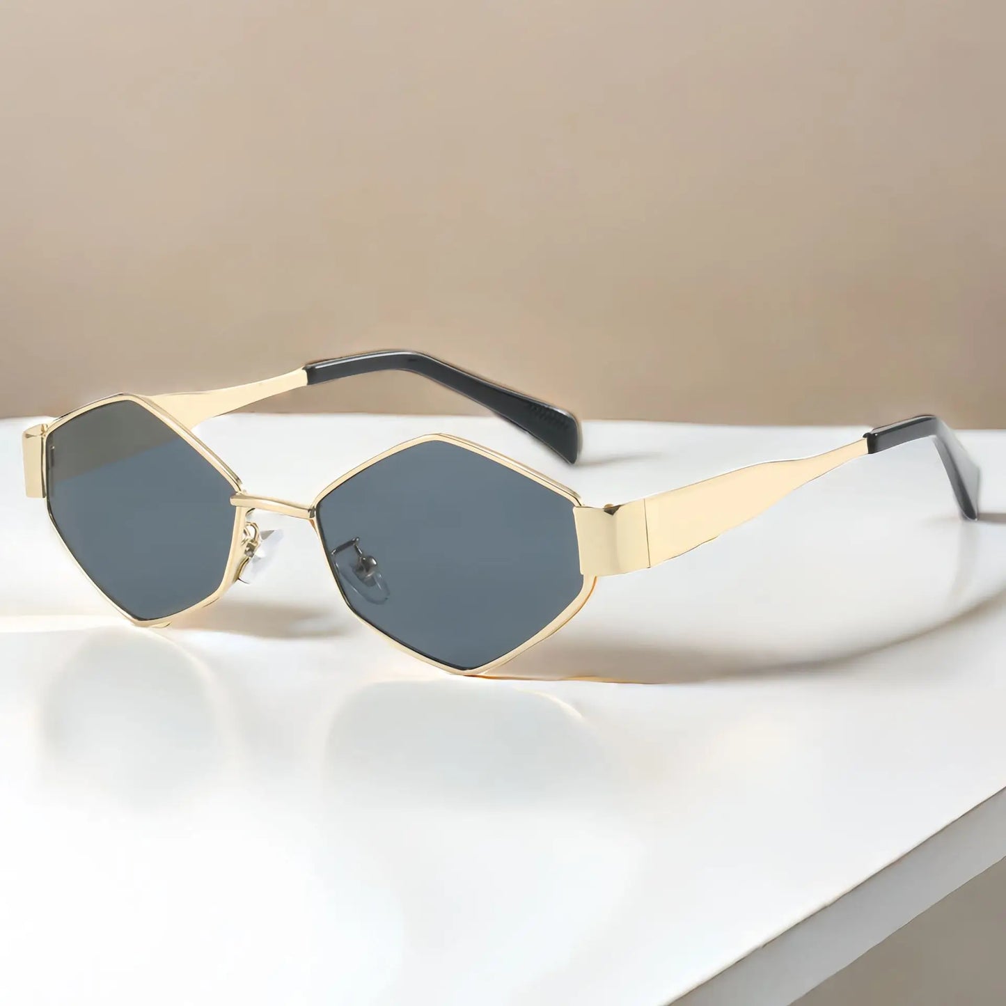 Lunettes géométriques dorées verres fumés grisés
