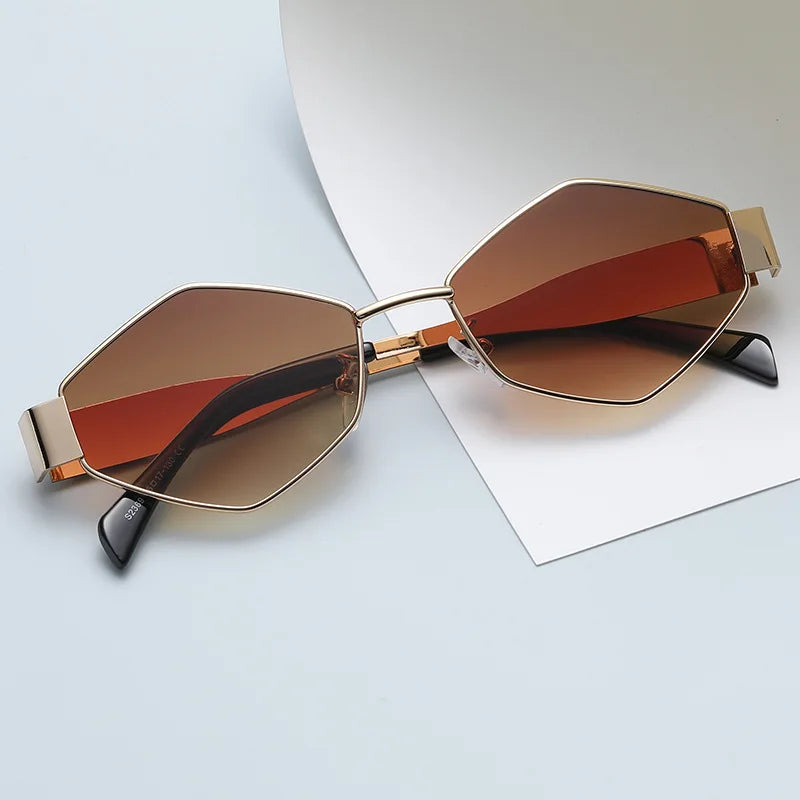 Lunettes géométriques dorées verres fumés grisés