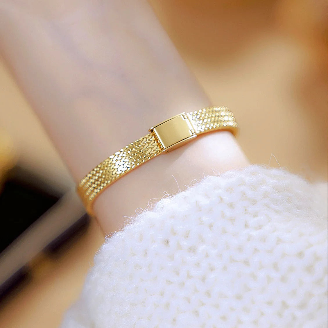Montre dorée ovale BS avec strass élégants