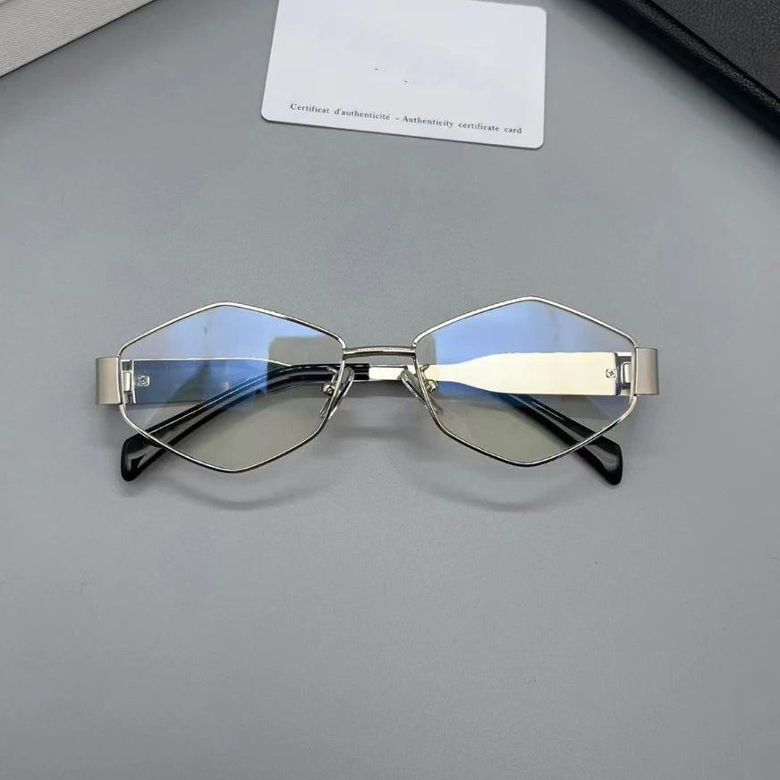 Lunettes géométriques dorées verres fumés grisés