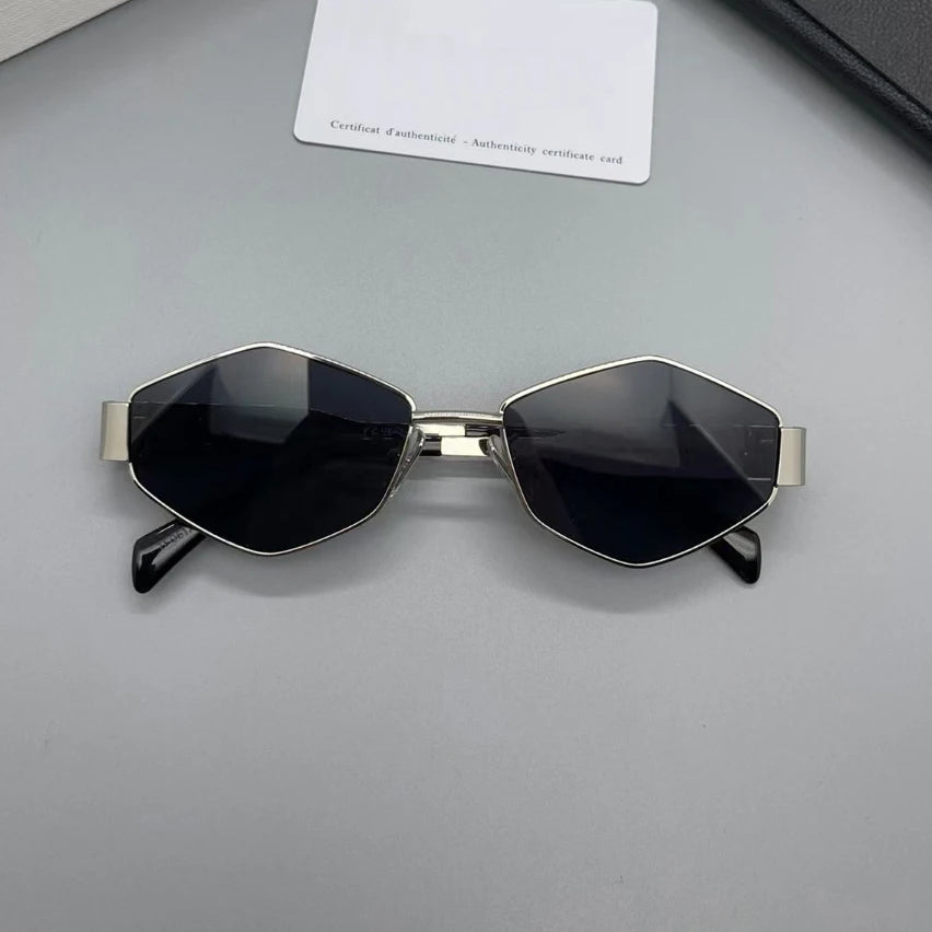 Lunettes géométriques dorées verres fumés grisés