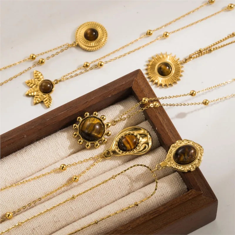 Collier doré médaillon œil de tigre vintage