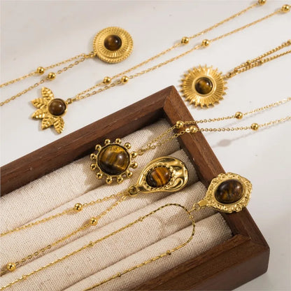 Collier doré médaillon œil de tigre vintage