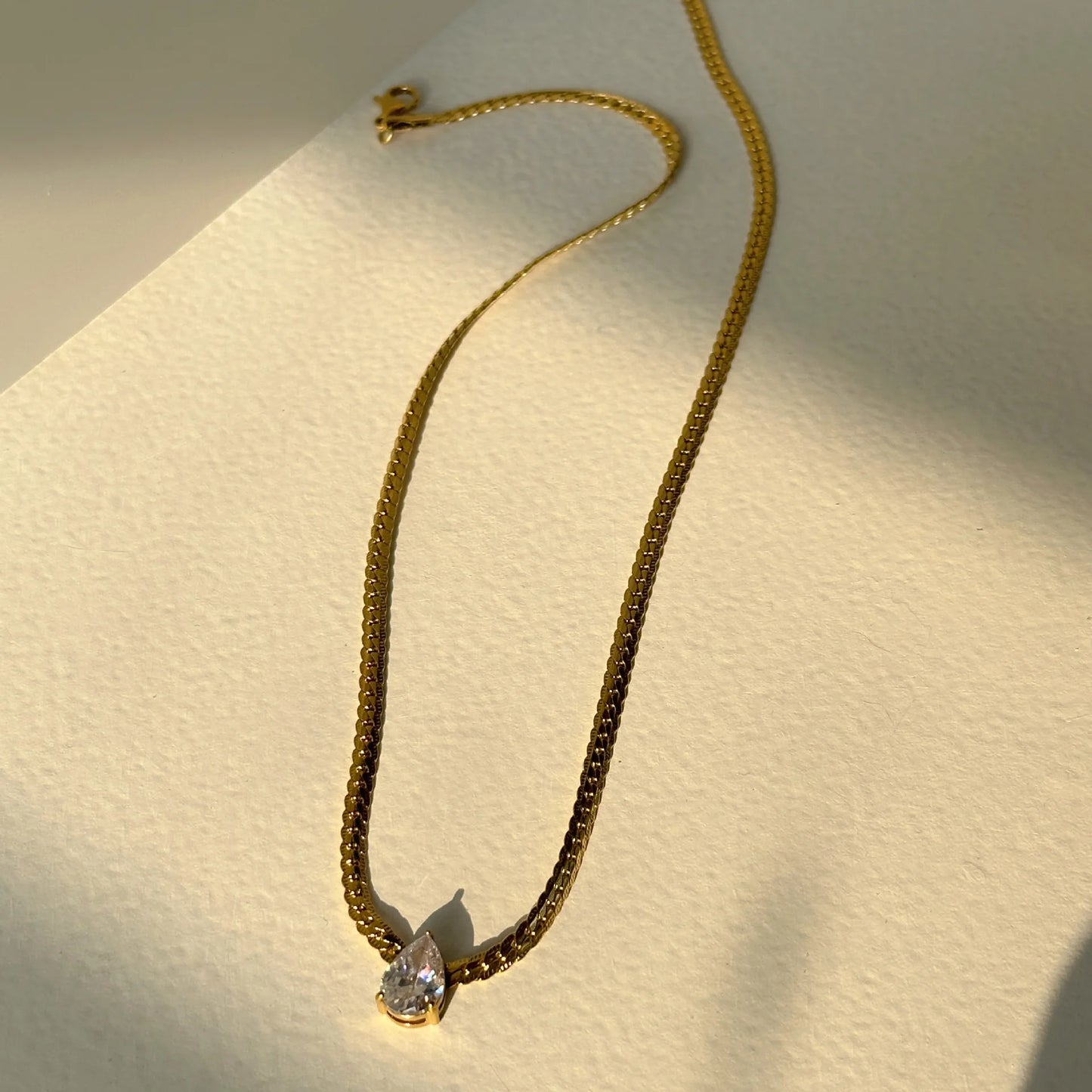 Collier doré goutte de cristal chic