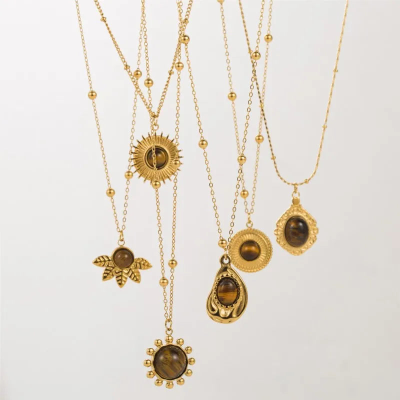 Collier doré médaillon œil de tigre vintage